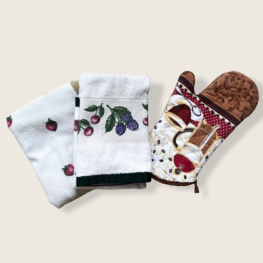 Bundle: Oven Mitt and 2 Strawberry Kitchen Towels